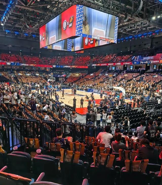 她难掩开心, 章子怡看球 她难掩开心, 章子怡看球