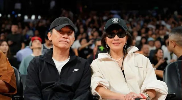 吉娜追星曾, 而球员曾凡 吉娜追星曾, 而球员曾凡